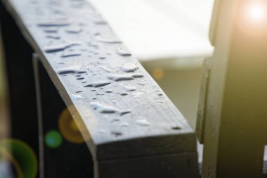 Ahşap yüzeyde su damlaları - tırabzan sandalye