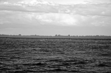 Korunmak için nehirde tükürük veya kum tükürmek, bulutlu gri hava, sakin ruh hali