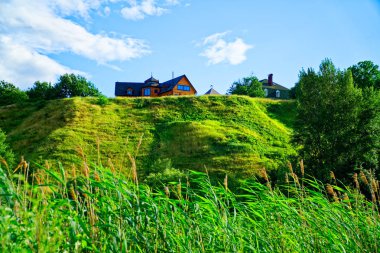 Vadide ahşap yazlık, rahat ev, bulutlu hava
