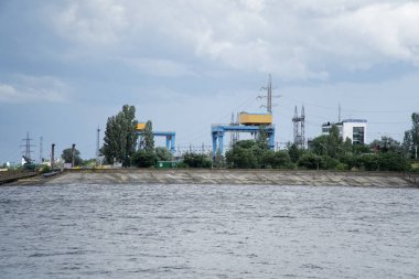 Nehir üzerinde endüstriyel bina, Güneş Huzmesi ile yapı