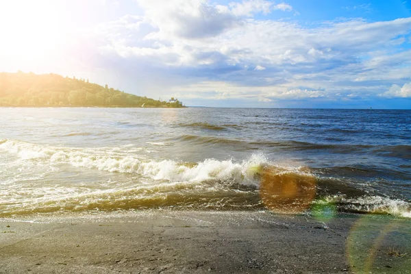 Vlna na rezervoáru na kyjevském moři, odraz vody, pěnu a sluneční paprsek — Stock fotografie
