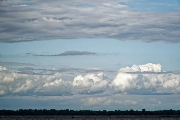 Nubes después de tormenta río uder, copia de espacio debajo — Foto de Stock