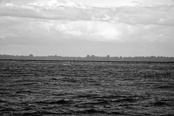 Korunmak için nehirde tükürük veya kum tükürmek, bulutlu gri hava, sakin ruh hali