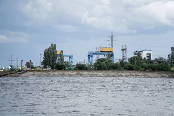 Edificio industrial sobre río, estructura con haz de sol — Foto de Stock