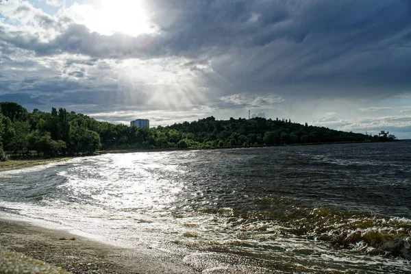 Vlna na rezervoáru na kyjevském moři, odraz vody, pěnu a sluneční paprsek — Stock fotografie