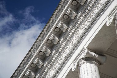 Antik yapının açısı. Sütunlar ve mavi gökyüzü ile antik Roma tarzı Mimari büyük bina