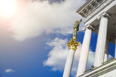 Kiev, Ukrayna - 06 Haziran 2019: Bağımsızlık Anıtı - Oranta denir - sütun figürü kadın elinde güneşli gün kız Oranta Maidan Nezalezhnosti bulunan şube guelder-gül tutun