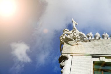 Kiev, Ukrayna - 6 Temmuz 2018: Mavi gökyüzüne karşı kimeralar ile ev. Efsanevi hayvanların heykelleri ile Art Nouveau bina. Kiev mimar Vladislav Gorodetsky en orijinal yaratılış.