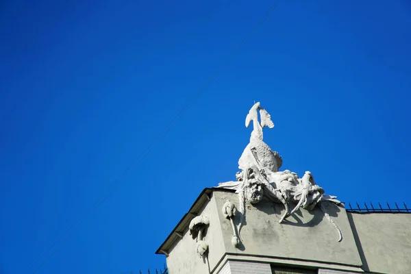 Kiev, Ucrania - 6 de julio de 2018: Casa con quimeras contra el cielo azul. Edificio Art Nouveau con esculturas de animales míticos. La creación más original del arquitecto Vladislav Gorodetsky en Kiev . — Foto de Stock