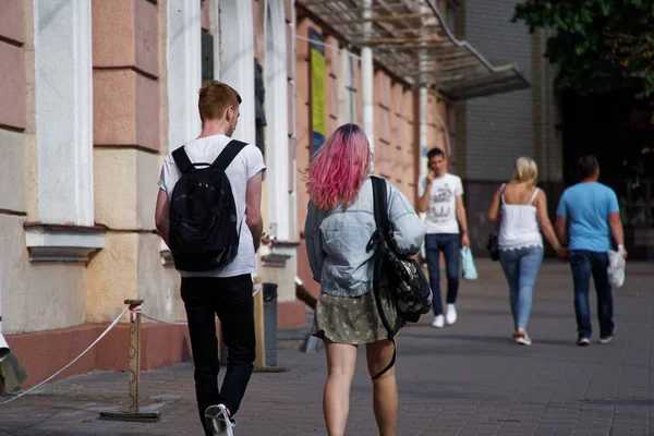 Kiev, Oekraïne, 6 juli 2019: jonge mooie hipster vrouw met leuke hipster kleren, roze haar, wandelen op straat — Stockfoto