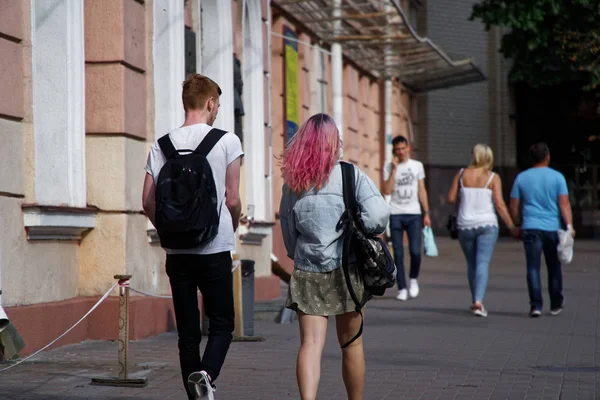 Kiev, Ukrayna, Temmuz 6, 2019: Genç güzel hipster kadın eğlenceli hipster giysileri, pembe saçlı, sokakta yürüme sahip