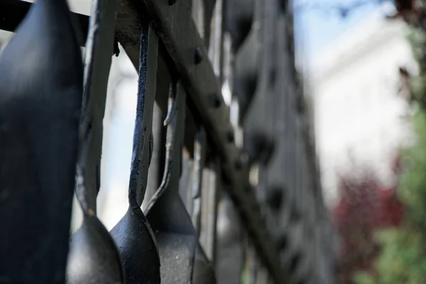 Lange hek ijzer, metalen hek, soft focus, lage hoek uitzicht — Stockfoto