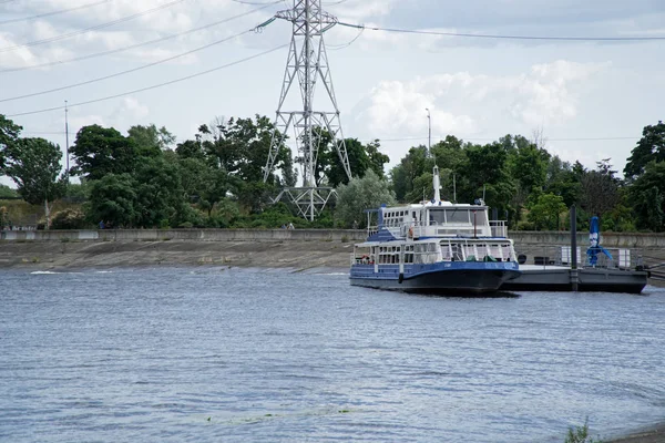 Nave da crociera passeggeri si trova sulle rive del fiume Dniper — Foto Stock