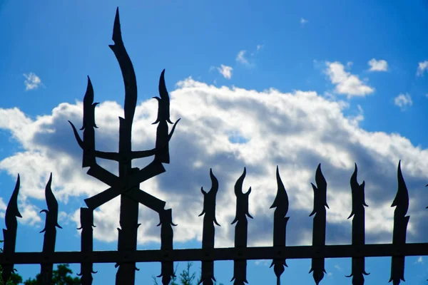 Clôture métallique Trident pour la protection contre les chimères et le pouvoir maléfique . — Photo