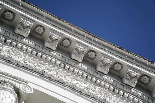 Antik yapının açısı. Sütunlar ve mavi gökyüzü ile antik Roma tarzı Mimari büyük bina