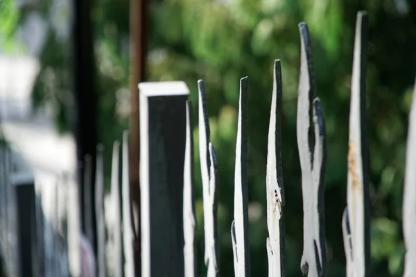 Verweerde metalen post pirons Trident metalen hek voor bescherming tegen chimeras en kwade kracht. — Stockfoto