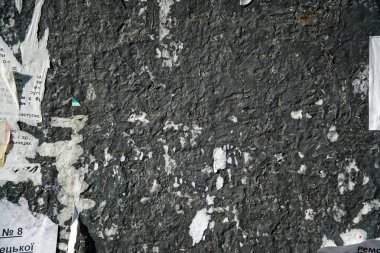 Yırtık poster, çıplak tuğla duvar ile sıvalı duvar