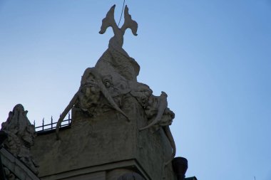 Kiev, Ukrayna - 6 Temmuz 2018: Mavi gökyüzüne karşı kimeralar ile ev. Efsanevi hayvanların heykelleri ile Art Nouveau bina. Kiev mimar Vladislav Gorodetsky en orijinal yaratılış.