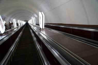Undeground boş yürüyen merdiven ( metro ) istasyonu