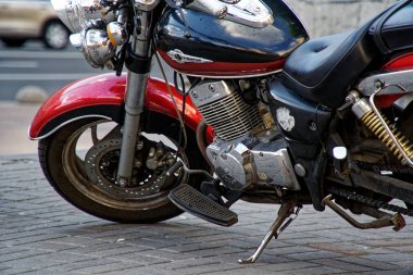 Kiev, Ukrayna , 06 Haziran 2019: Motobike birçok kişi ile bir sokakta