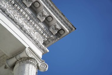 Antik yapının açısı. Sütunlar ve mavi gökyüzü ile antik Roma tarzı Mimari büyük bina