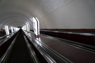 Undeground boş yürüyen merdiven ( metro ) istasyonu