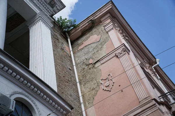 Ángulo del edificio antiguo. Arquitectura gran edificio de estilo romano antiguo con pilares y cielo azul — Foto de Stock