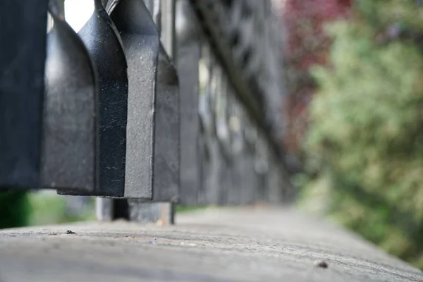 Lange hek ijzer, metalen hek, soft focus, lage hoek uitzicht — Stockfoto