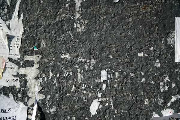 Yırtık poster, çıplak tuğla duvar ile sıvalı duvar