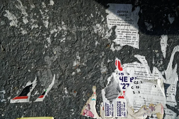 Yırtık poster, çıplak tuğla duvar ile sıvalı duvar