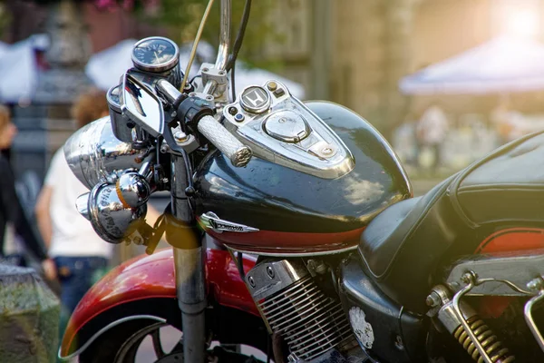 Kiev, Ucrânia, 06 de junho de 2019: Motobike em uma rua com muitas pessoas — Fotografia de Stock