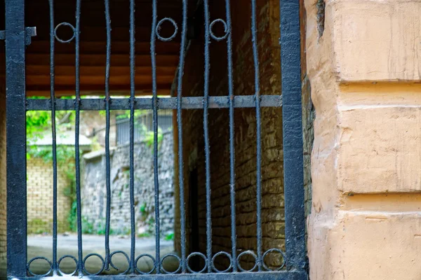 Oude rustige patio achter stalen hek, zachte focus, blured achtergrond — Stockfoto