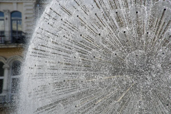 Güneş ışığındaki çeşme. Parkta borudan köpüklü su fışkıran çeşmeler