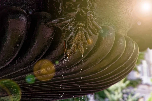 Fontäne im Sonnenhintergrundlicht. die Fontänen sprudeln sprudelndes Wasser aus dem Rohr im Park — Stockfoto