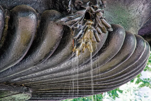 喷泉在阳光下。喷泉从公园的管道里喷出波光粼粼的水 — 图库照片