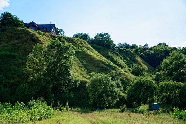 Деревянный коттедж в долине, уютный дом, облачная погода — стоковое фото