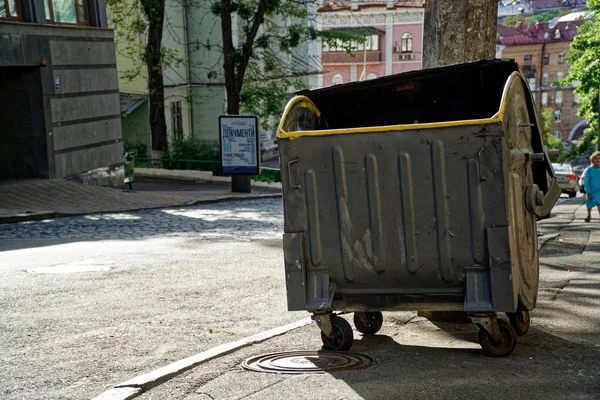 Openbare prullenbak en afvalbak in City Street Stockfoto