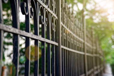 Uzun çit demir, metal çit, yumuşak odak