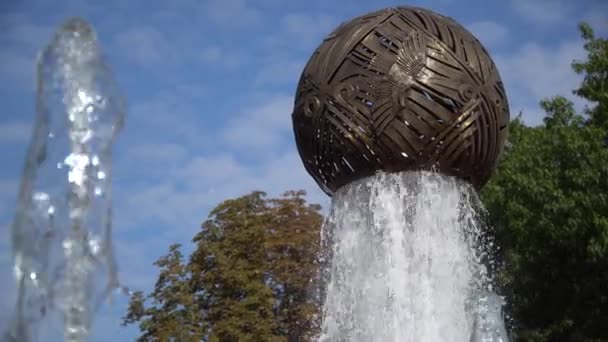 Fontaine avec sphère ronde, Mouvement de fontaine, Fontaine dans le jardin — Video