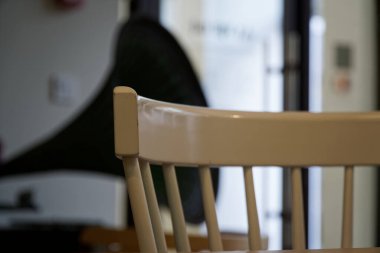 Kafede ahşap vintage sandalyeler, modern rahat iç mekan.