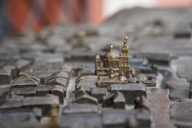 Çelik minyatür Lviv şehri. Eski anıt şato ve kilise minyatürü.