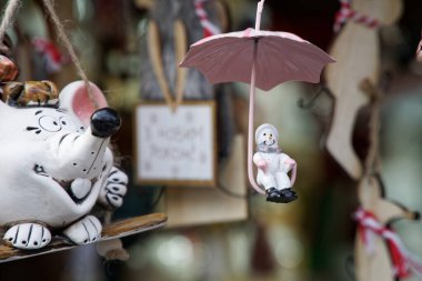 Dekoratif küçük oyuncaklar. Şemsiyede minyatür kardan adam. Kardan adam yakın çekim yüz nesnesi dekorasyon heykelciği için küçük bir kardan adam heykeli oyuncağı.