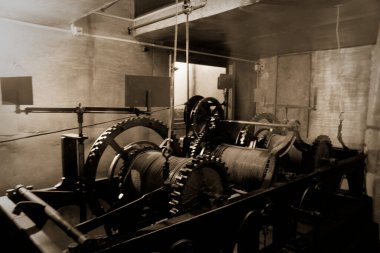 Birçok vitesi olan eski kule saat mekanizması.