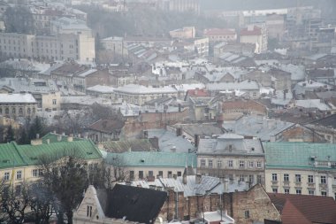 Lviv Panorama. Batı Ukrayna 'daki Lviv' in eski merkezindeki hava manzarası, soldaki Uspensky kilisesi ve sağdaki Dominik kilisesi ve belediye binası..