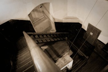 Verandanın eski ahşap merdivenleri. Eski ahşap basamaklar.