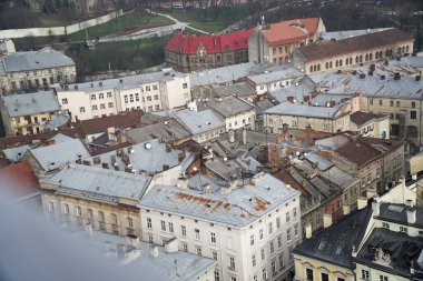 Lviv Panorama. Batı Ukrayna 'daki Lviv' in merkezindeki eski çatıda hava manzarası, soldaki Uspensky kilisesi ve sağdaki Dominik kilisesi ve belediye binası..