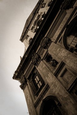 Sabaha karşı sisli Korku Evi 'nde bir hayaletin olduğu eski bir ev. Ölü ağaç ormanındaki eski mistik bina. Korku Cadılar Bayramı konsepti.