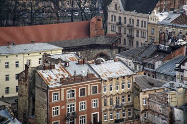 Lviv Panorama. Batı Ukrayna 'daki Lviv' in eski merkezindeki hava manzarası, soldaki Uspensky kilisesi ve sağdaki Dominik kilisesi ve belediye binası..
