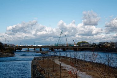 Nara Japonya 'da köprü (shinkyo bridge). Sonbahar manzarası.