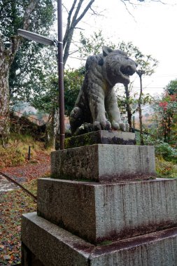 Girişi koruyan bir kaplan heykeli. Kaplan heykeli..